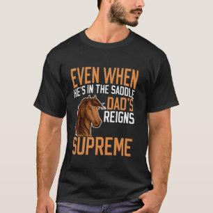 Auch wenn er im Sattel ist, regiert Dadu2019s T-Shirt