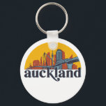 Auckland New Zealand Retro City Skyline Cityscape Schlüsselanhänger<br><div class="desc">Vintage and retro city design with beautiful skyline, tourist attraction and cityscape art. Cool skyscraper and building silhouette illustration merchandise for tourist and traveler. Perfect as souvenir to bring back home when travelling around the world. Save the memory of your travel and vacation with family and friends. Background color can...</div>