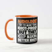 Audiologe Ich versuche Dinge zu Lustigen Sprüchen Tasse (Links)
