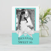 Audrey Aquamarin White Bow Modern Sweet 16 Foto Einladung (Stehend Vorderseite)