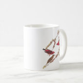 Audubons Lila Finch-Rote Vögel auf Conifer Tree Kaffeetasse (VorderseiteRechts)