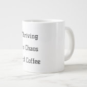 Auf Chaos (und Kaffee) lustiger Schlamm Jumbo-Tasse (Vorderseite Rechts)