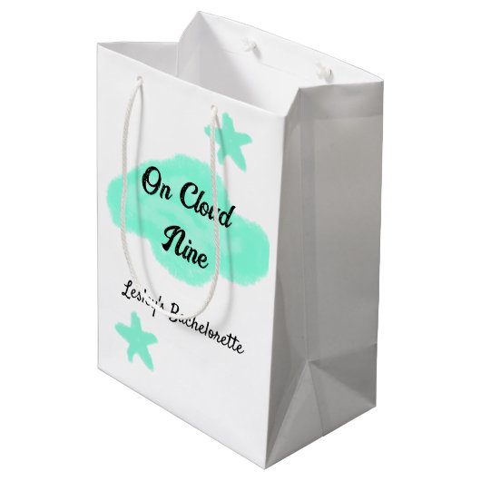 Auf Cloud neun pastellgrünen Wolken Stern Bachelor Mittlere Geschenktüte (Rückseite Schrägansicht)