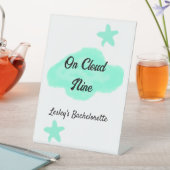 Auf Cloud neun pastellgrünen Wolken Stern Bachelor Sockelschild (In Situ)