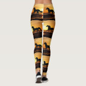 Auf das Rennpferd bei Sonnenuntergang rennend Leggings (Rückseite)