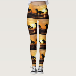 Auf das Rennpferd bei Sonnenuntergang rennend Leggings