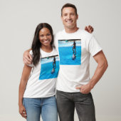 auf Delphinen stehend T-Shirt (Unisex)