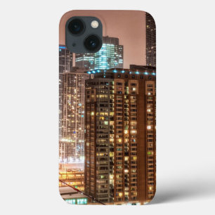 Auf dem Abend von Chicago fällt Schnee über die Sk iPhone 13 Hülle