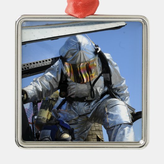 Auf dem Cockpit wird eine Rettungsübung durchgefüh Silbernes Ornament (Vorne)