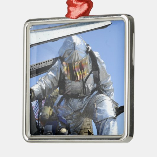 Auf dem Cockpit wird eine Rettungsübung durchgefüh Silbernes Ornament (Links)