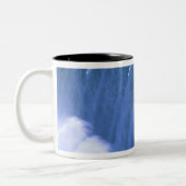 Auf dem Edge of Powerful Niagara Falls, New York Zweifarbige Tasse (Links)