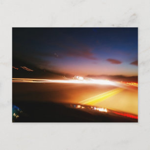 Auf dem Highway in der Nacht Postkarte