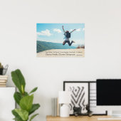 Auf dem Hügel springende Frau Chiropraktisches Pos Poster (Heimbüro)