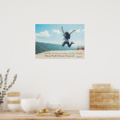 Auf dem Hügel springende Frau Chiropraktisches Pos Poster (Küche)