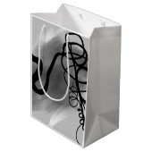 Auf dem Raster: Abstrakt grau, schwarz und weiß Mittlere Geschenktüte (Rückseite Schrägansicht)