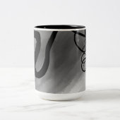 Auf dem Raster: Abstrakt grau, schwarz und weiß Zweifarbige Tasse (Mittel)
