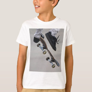 Auf dem Skateboard T-Shirt