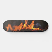 Auf dem Skateboarddeck "Hot Flames" (Horizontal)