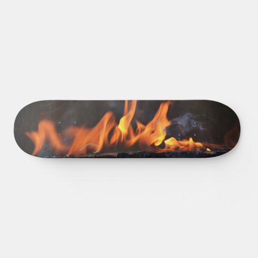 Auf dem Skateboarddeck "Hot Flames" (Horizontal)