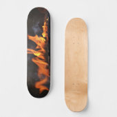 Auf dem Skateboarddeck "Hot Flames" (Vorderseite)