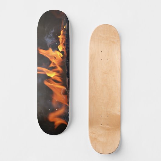 Auf dem Skateboarddeck "Hot Flames" (Vorderseite)