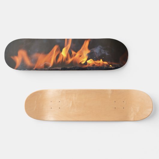 Auf dem Skateboarddeck "Hot Flames" (Horizontal)