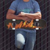 Auf dem Skateboarddeck "Hot Flames"
