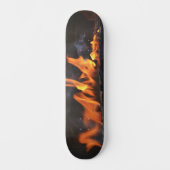 Auf dem Skateboarddeck "Hot Flames" (Vorderseite)