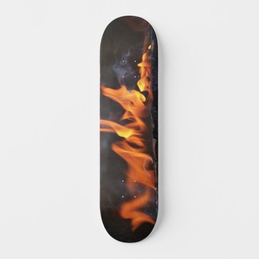 Auf dem Skateboarddeck "Hot Flames" (Vorderseite)