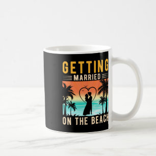 Auf dem Strand heiraten Braut und Bräutigam Jungge Kaffeetasse