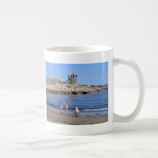 Auf dem Strand in Rockport spielen, MA Kaffeetasse (Rechts)
