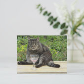 Auf dem Tisch mit einem Glas Wein Postkarte (Stehend Vorderseite)