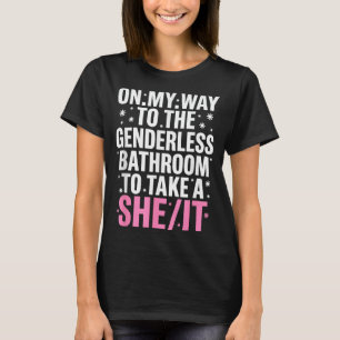 Auf dem Weg zur geschlechtsneutralen Toilette, um  T-Shirt