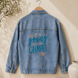 Auf dem Weg zur Kapelle Braut wird geheiratet Jeansjacke