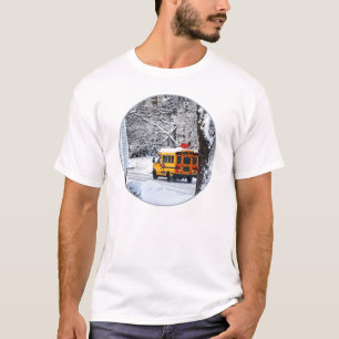 Auf dem Weg zur Schule im Winter T-Shirt