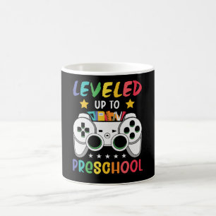 Auf dem Weg zur Vorschulzeit zurück zum Video-Game Kaffeetasse