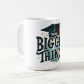 Auf den Abschluss "Größere Dinge" Kaffeetasse (Vorderseite Links)