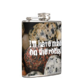 Auf den Felsen mit bunten Steinen Flachmann (Rechts)