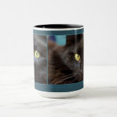 Auf den Kopf gestellt: rechte Seite hoch und Tasse (Zentrum)