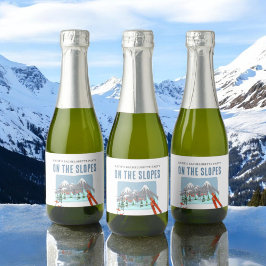 Auf den Pisten Schnee Ski Bachelorette Wochenende Schaumweinetikett