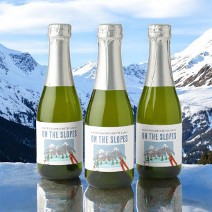 Auf den Pisten Schnee Ski Bachelorette Wochenende Schaumweinetikett