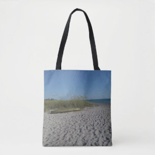 Auf den Strand gesetzter Kajak auf einer ganz Tasche