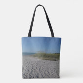 Auf den Strand gesetzter Kajak auf einer ganz Tasche (Rückseite)