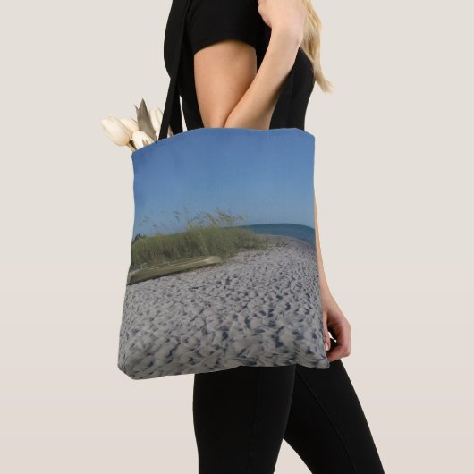 Auf den Strand gesetzter Kajak auf einer ganz Tasche (Von Nahem)