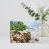 Auf den Ufern von Loch Ness mit dem Monster Postkarte (Stehend Vorderseite)