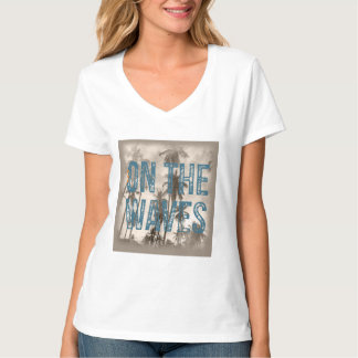 Auf den Wellen - Grunge Beach Typografie Surf Desi T-Shirt