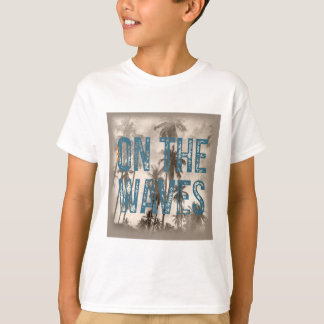 Auf den Wellen - Grunge Beach Typografie Surf Desi T-Shirt