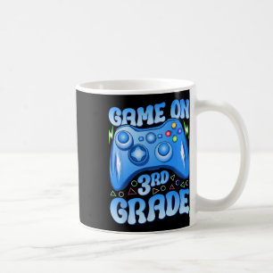 Auf der dritten Stufe zurück zur Schule Videospiel Kaffeetasse