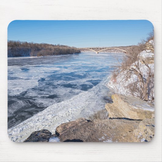 Auf der Klippe über dem eingefrorenen Fluss missis Mousepad (Vorne)