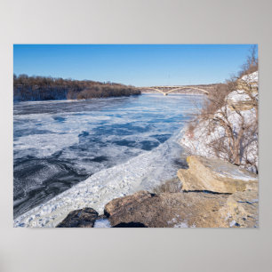 Auf der Klippe über dem eingefrorenen Fluss missis Poster